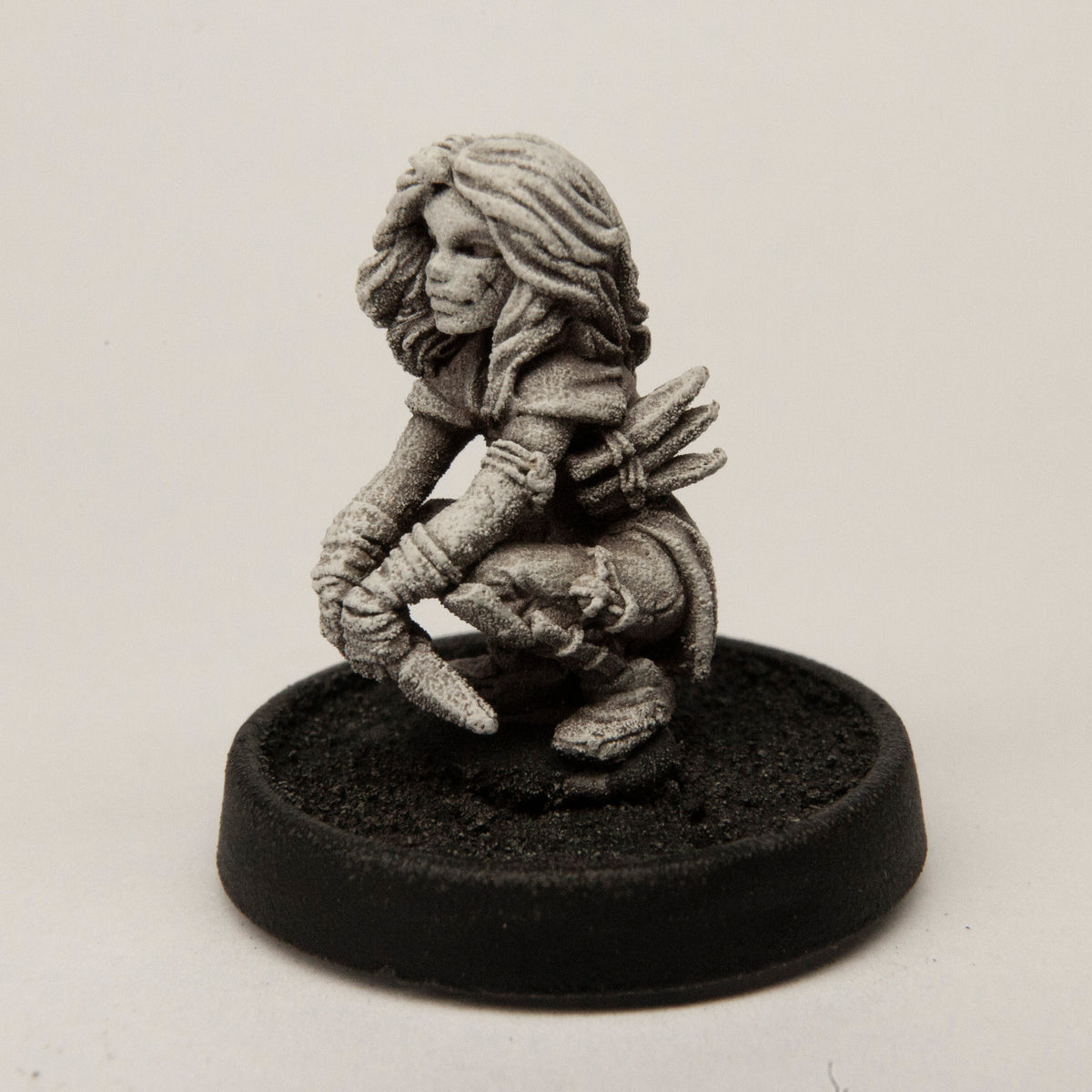 Primed pewter Female Human Thief miniature, 21mm tall