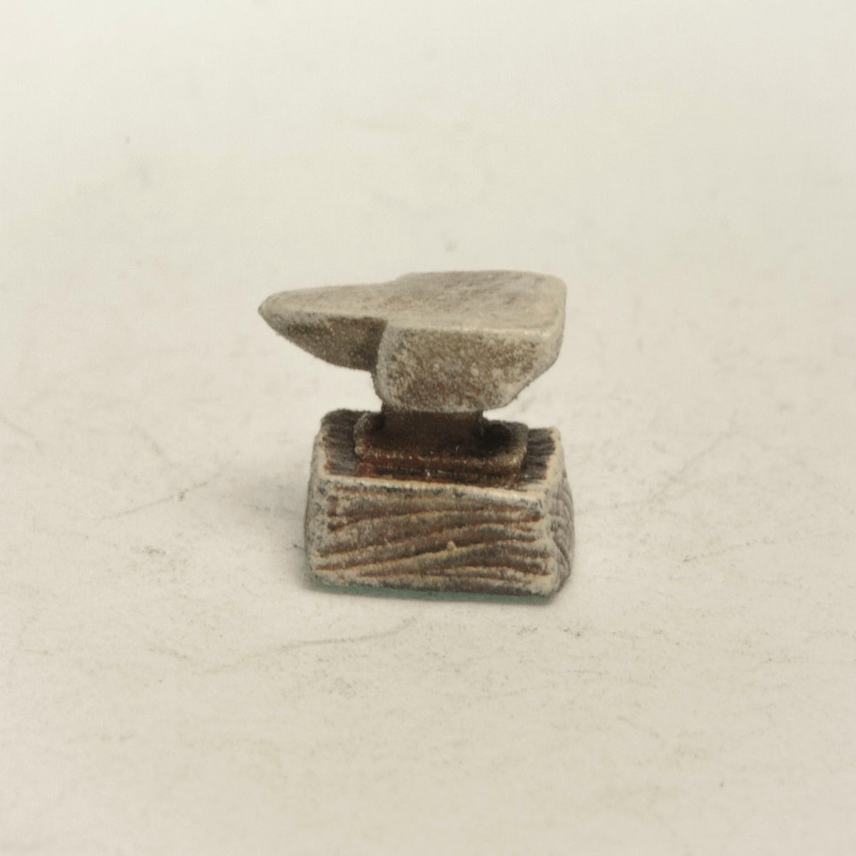 Primed pewter Anvil Accessory miniature, 7mm tall