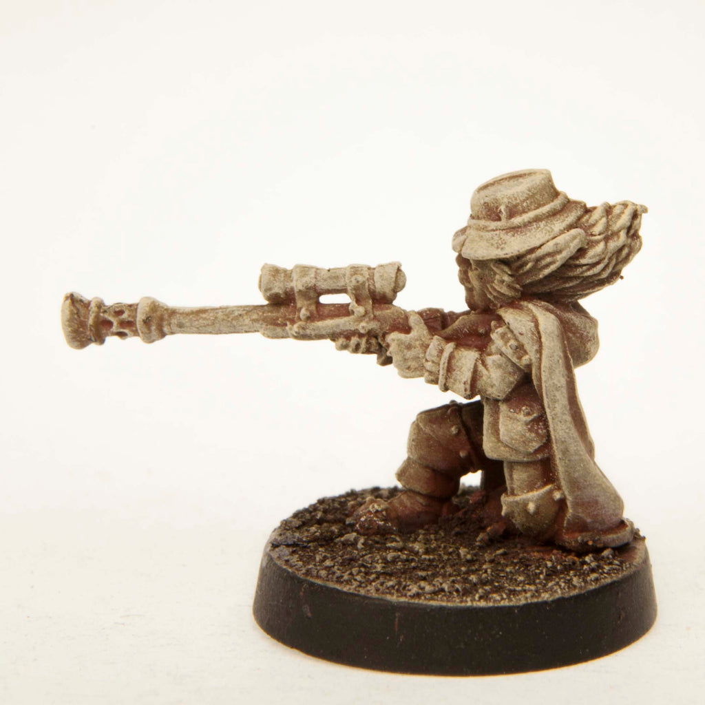 Primed pewter Gnome Long Gunner Male miniature, 20mm tall