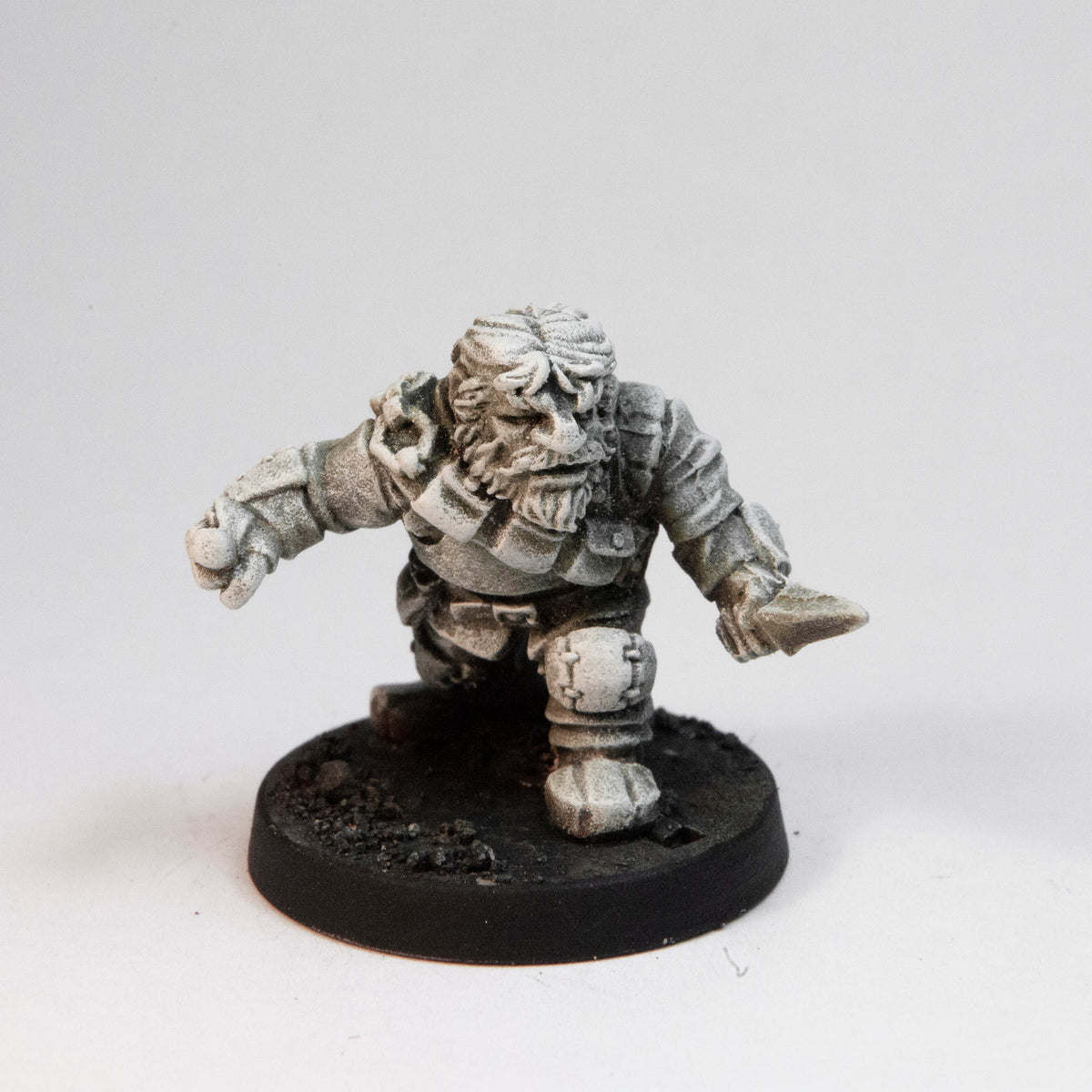 Primed pewter Dwarven Rogue miniature, 32mm tall