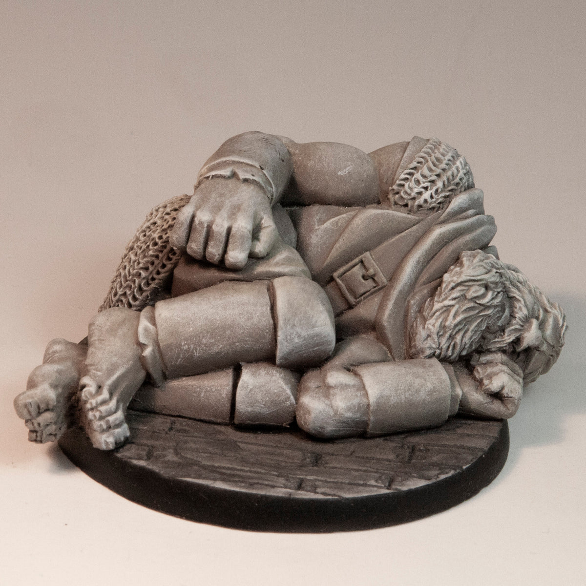 Primed resin Unconscious Giant miniature, about 80mm long